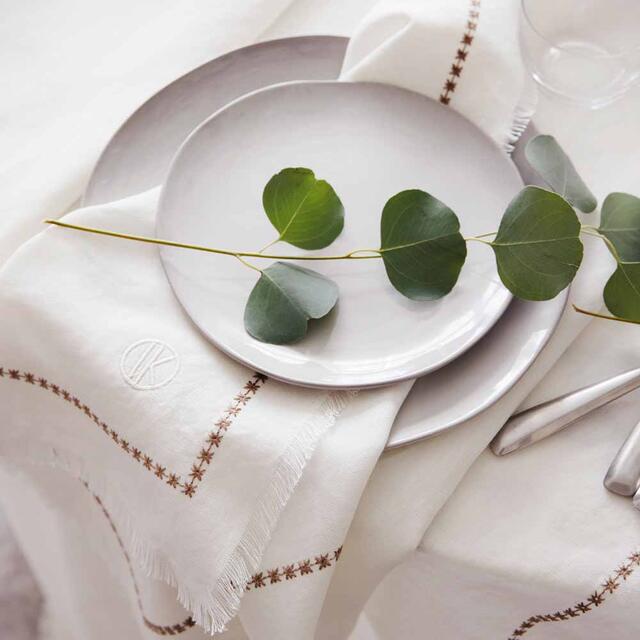 Lekker linduk med broderier i beige og blå fra Tone Kroken